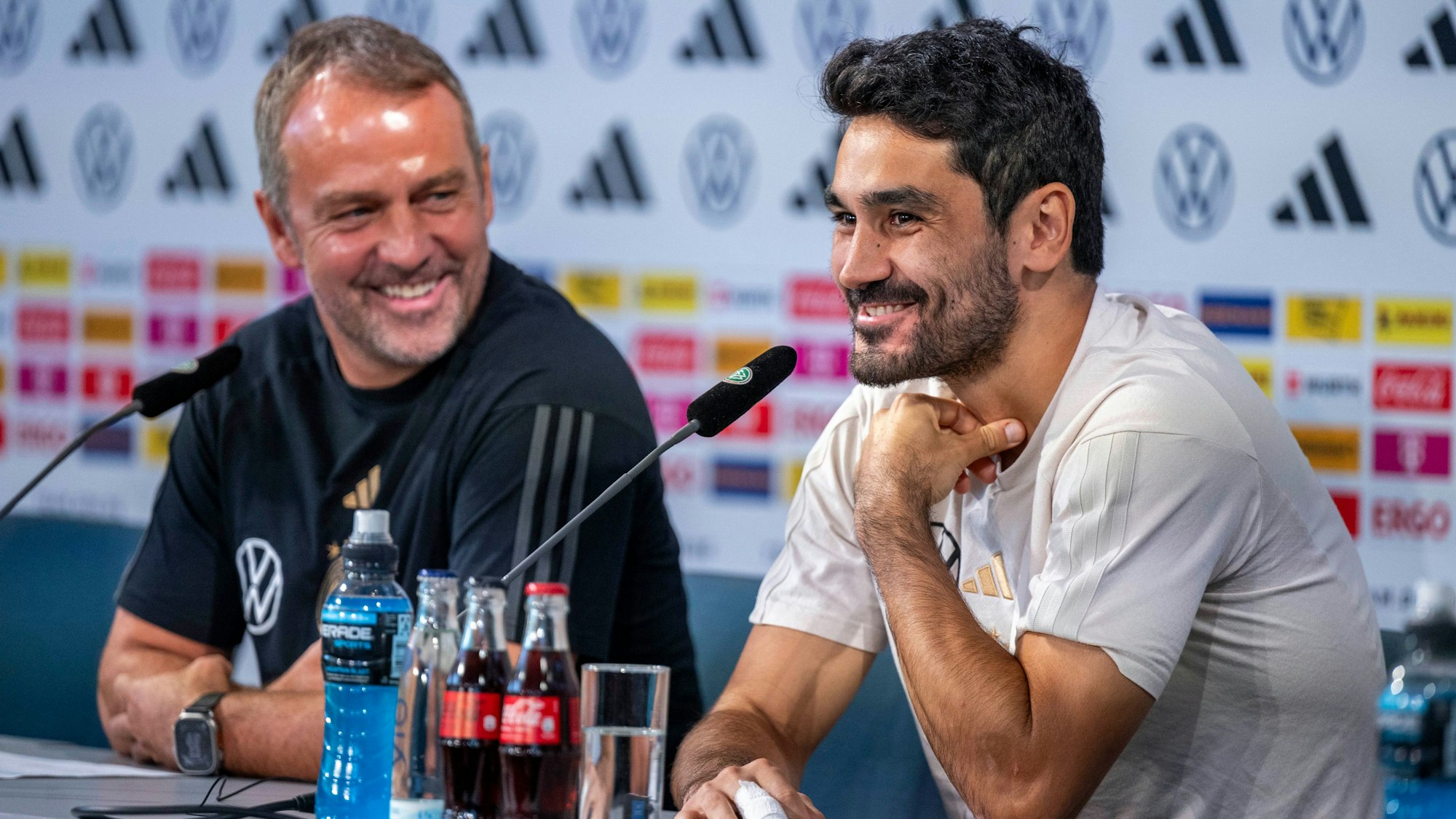 Nationalspieler Ilkay Gündogan (r.) und Bundestrainer Hansi Flick sprechen bei der Pressekonferenz vor dem Freundschaftsspiel gegen Japan am Samstag in Wolfsburg.