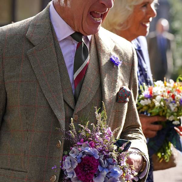 König Charles III. (l-r) und Königin Camilla treffen nach einem Gottesdienst anlässlich des ersten Todestages von Königin Elisabeth II. mit Mitarbeitern des Anwesens und der Öffentlichkeit zusammen, als sie die Pfarrkirche von Crathie in der Nähe von Balmoral verlassen.
