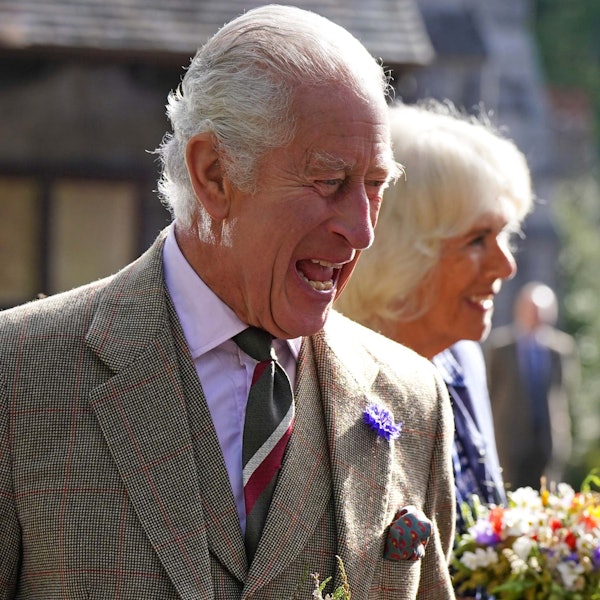 König Charles III. (l-r) und Königin Camilla treffen nach einem Gottesdienst anlässlich des ersten Todestages von Königin Elisabeth II. mit Mitarbeitern des Anwesens und der Öffentlichkeit zusammen, als sie die Pfarrkirche von Crathie in der Nähe von Balmoral verlassen.
