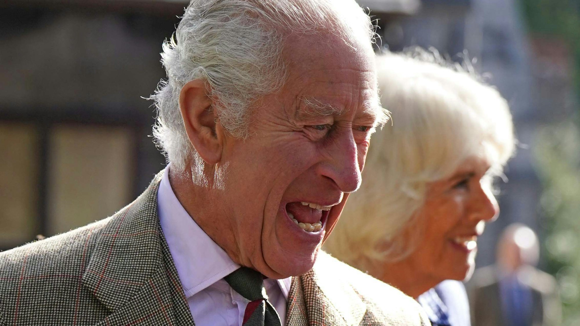 König Charles III. (l-r) und Königin Camilla treffen nach einem Gottesdienst anlässlich des ersten Todestages von Königin Elisabeth II. mit Mitarbeitern des Anwesens und der Öffentlichkeit zusammen, als sie die Pfarrkirche von Crathie in der Nähe von Balmoral verlassen.