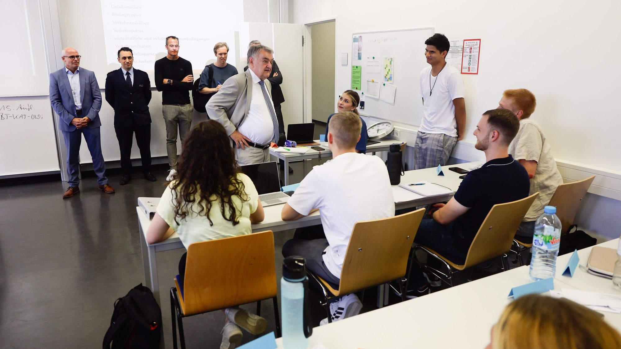 Innenminister Herbert Reul vor Kommissaranwärtern