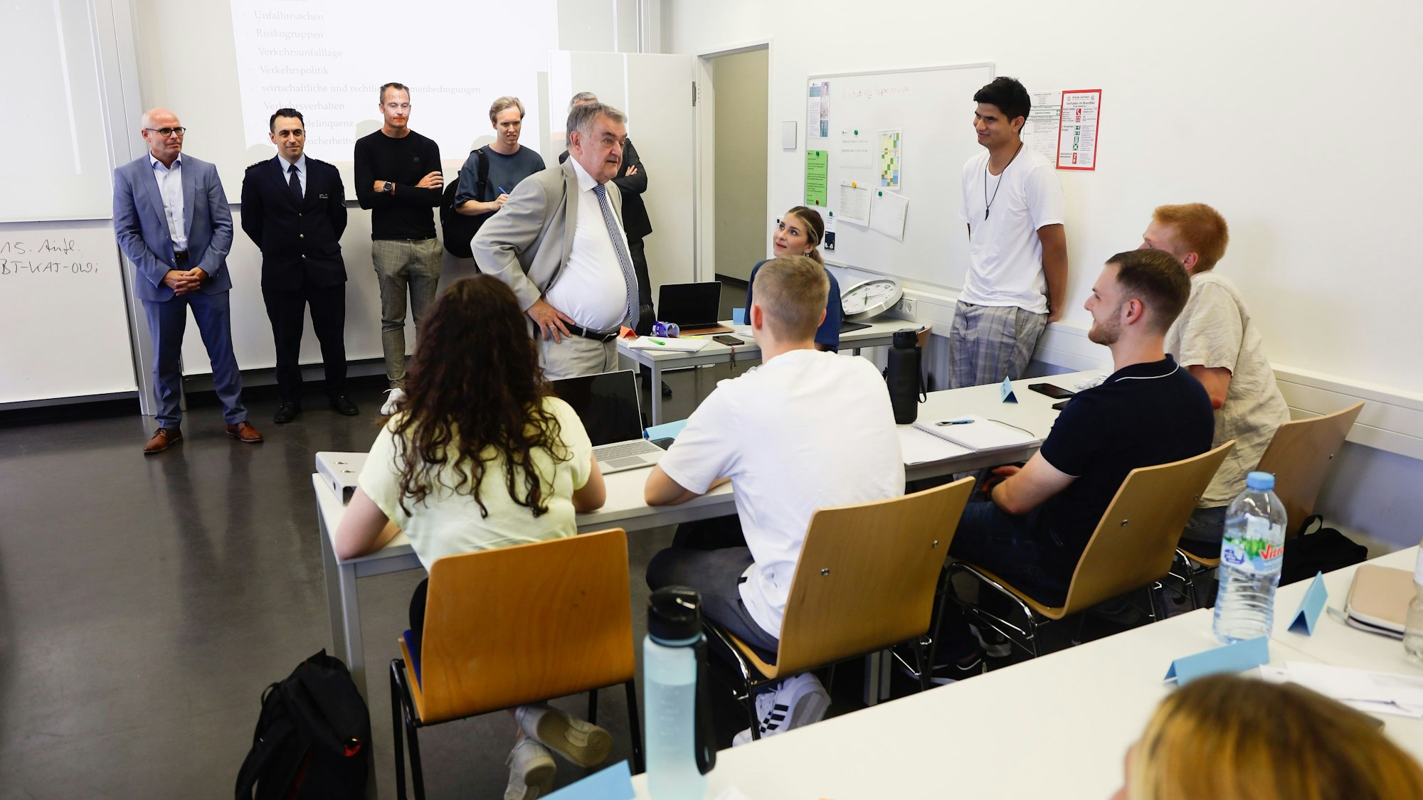 Innenminister Herbert Reul vor Kommissaranwärtern