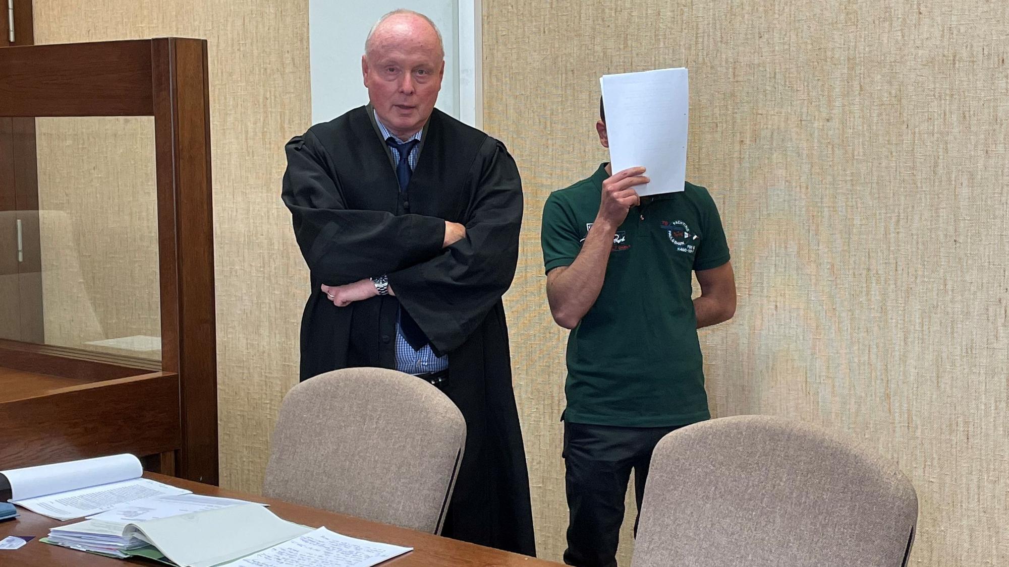 Der Angeklagte mit seinem Verteidiger Mario Geuenich beim Prozess im Kölner Landgericht.