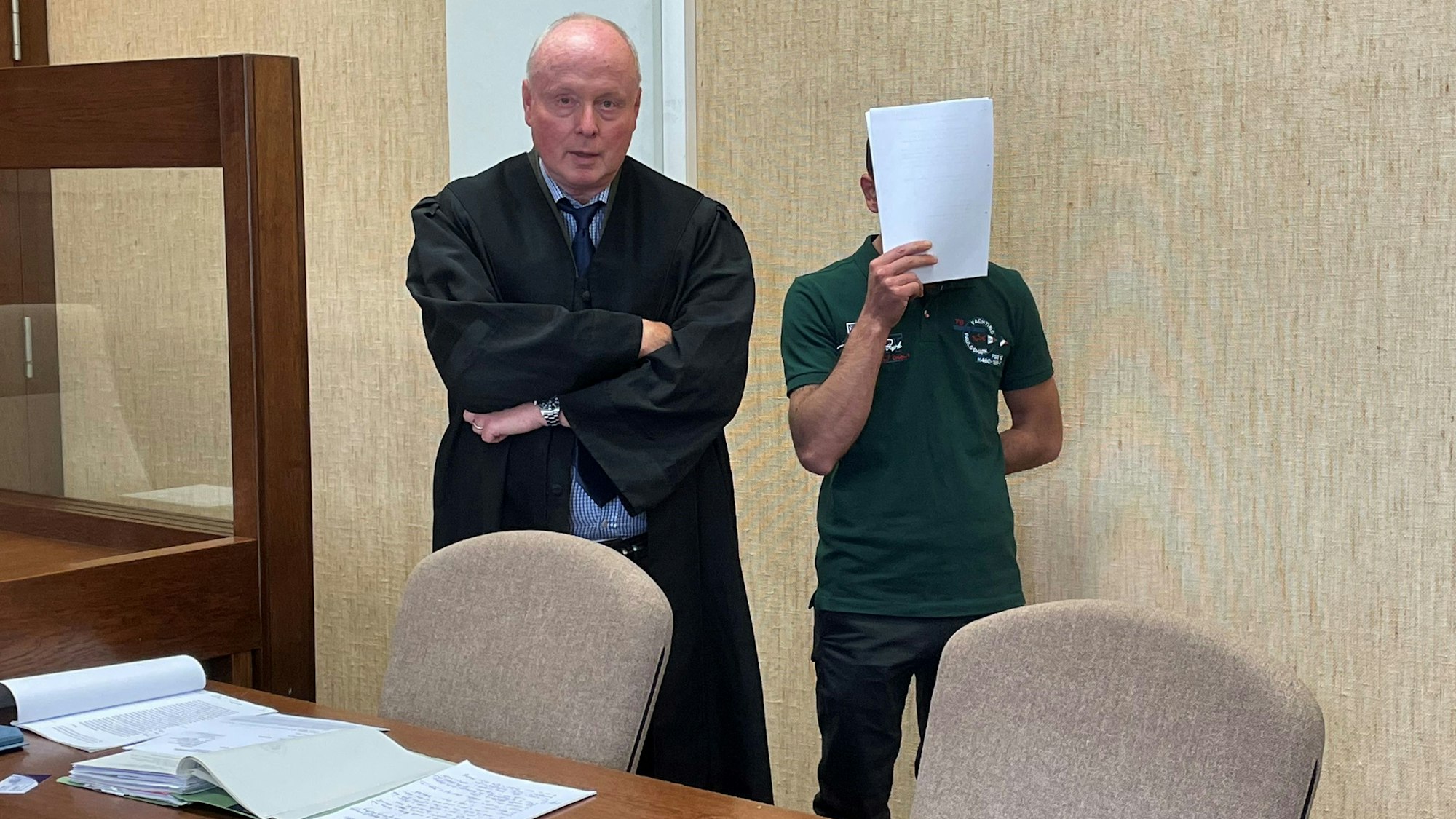Der Angeklagte mit seinem Verteidiger Mario Geuenich beim Prozess im Kölner Landgericht.