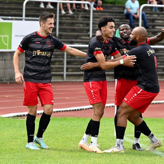 13.08.2023, Fussball-Berg Gladbach 09-SpVg. Porz
Jubel bei Porz nach dem 1:0 durch Soufian Amaadacho (Mitte)
Foto: Uli Herhaus