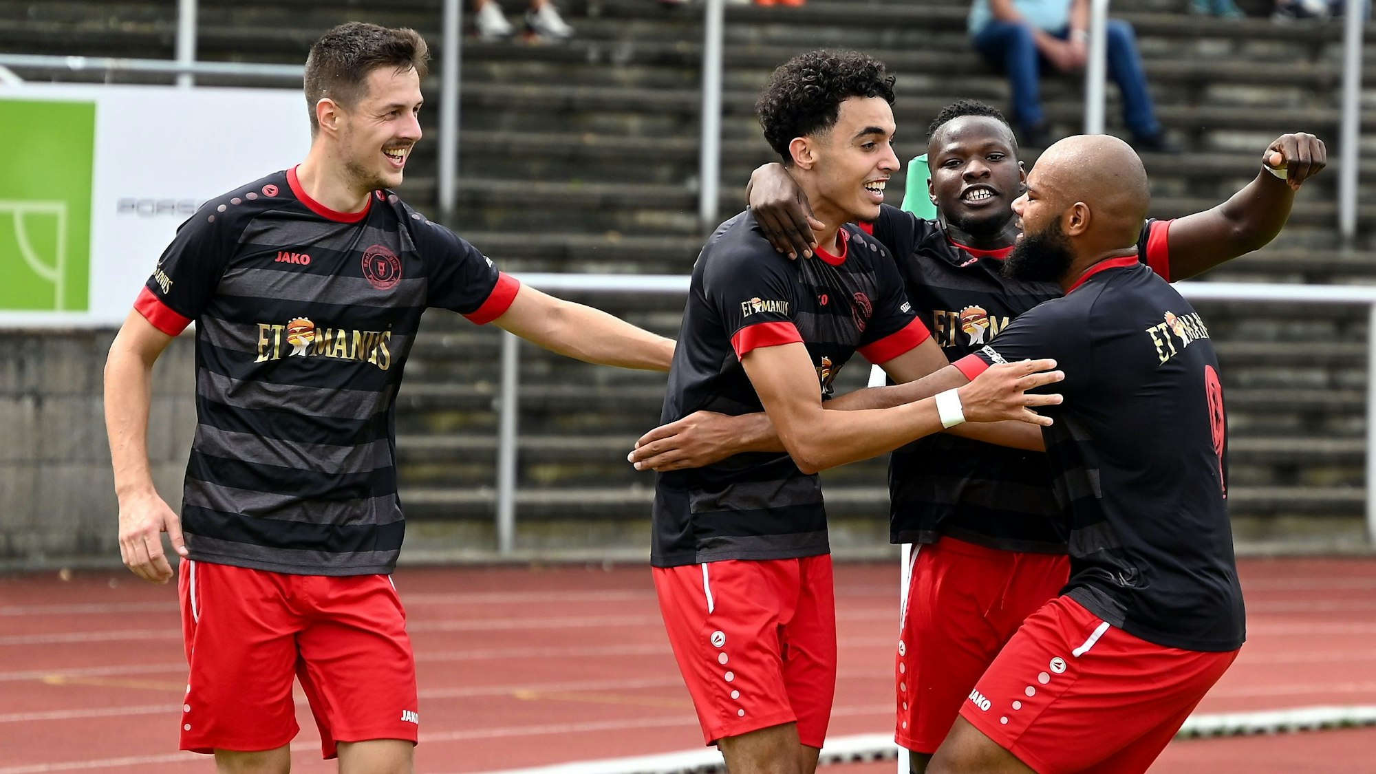 13.08.2023, Fussball-Berg Gladbach 09-SpVg. Porz
Jubel bei Porz nach dem 1:0 durch Soufian Amaadacho (Mitte)
Foto: Uli Herhaus