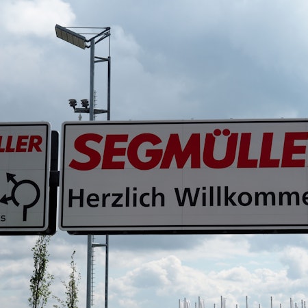 Ein Schild heißt die Kunden des Einrichtungshauses Segmüller willkommen.