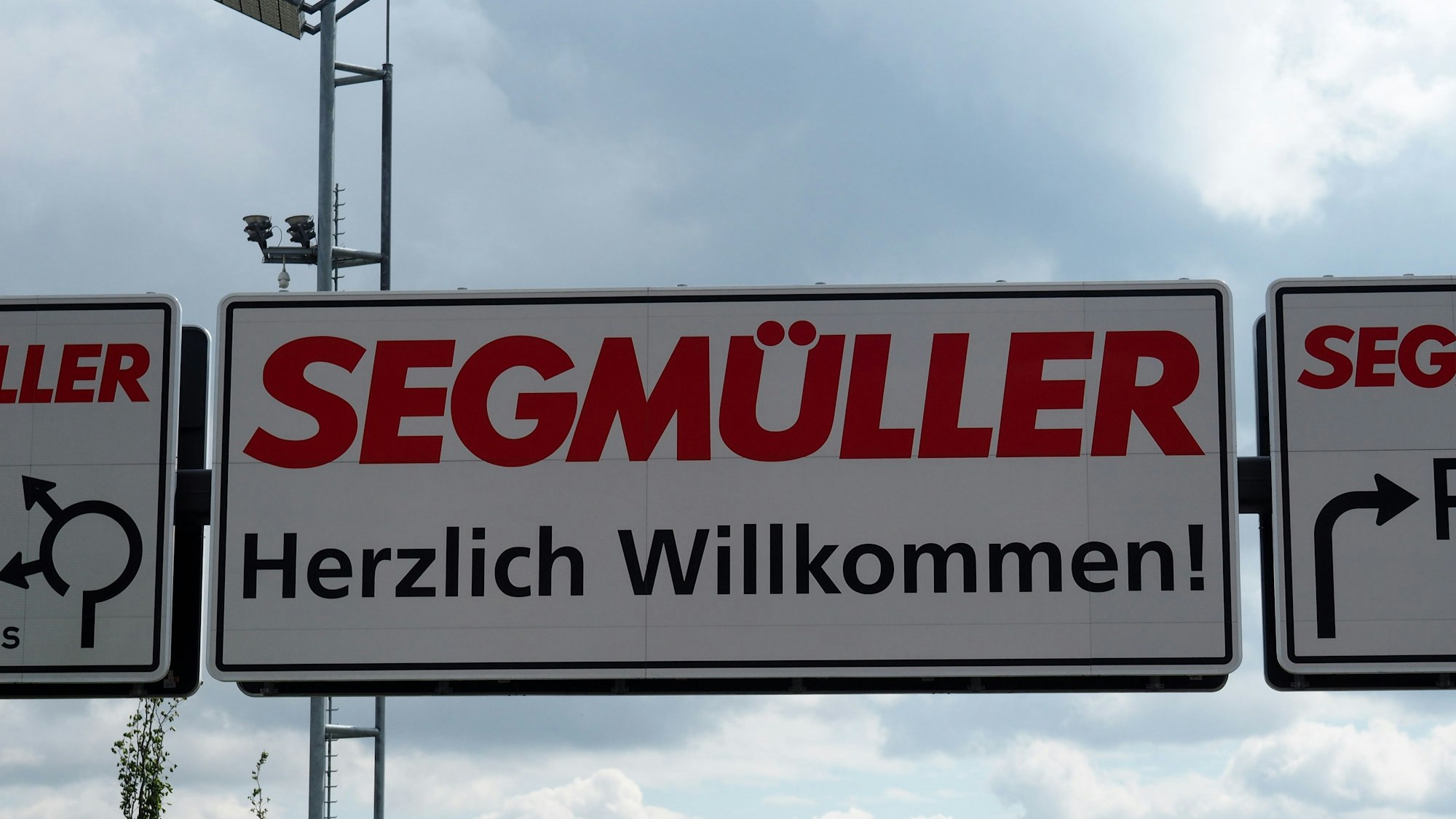 Ein Schild heißt die Kunden des Einrichtungshauses Segmüller willkommen.