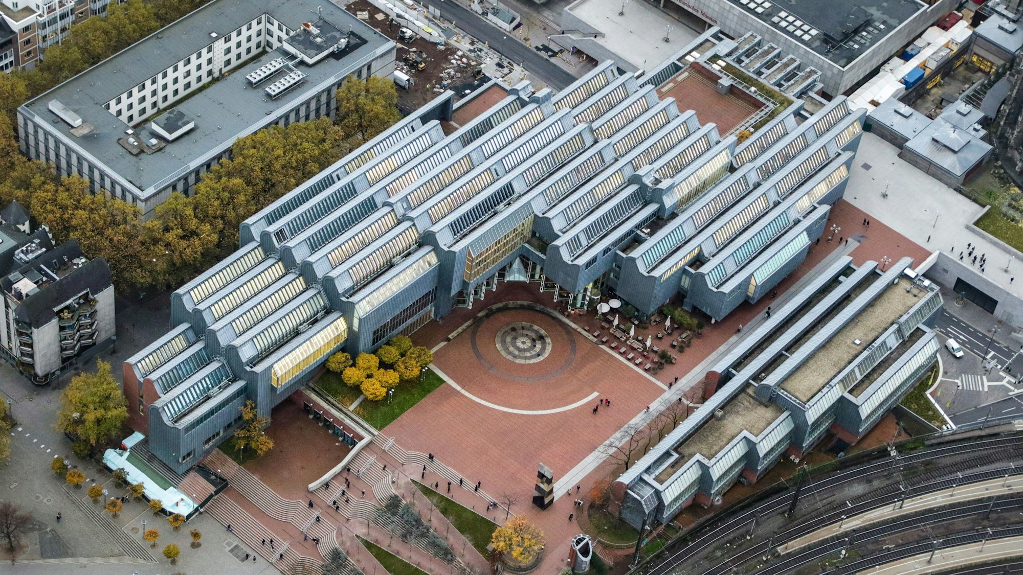 Das Museum Ludwig aus der Luft fotografiert.