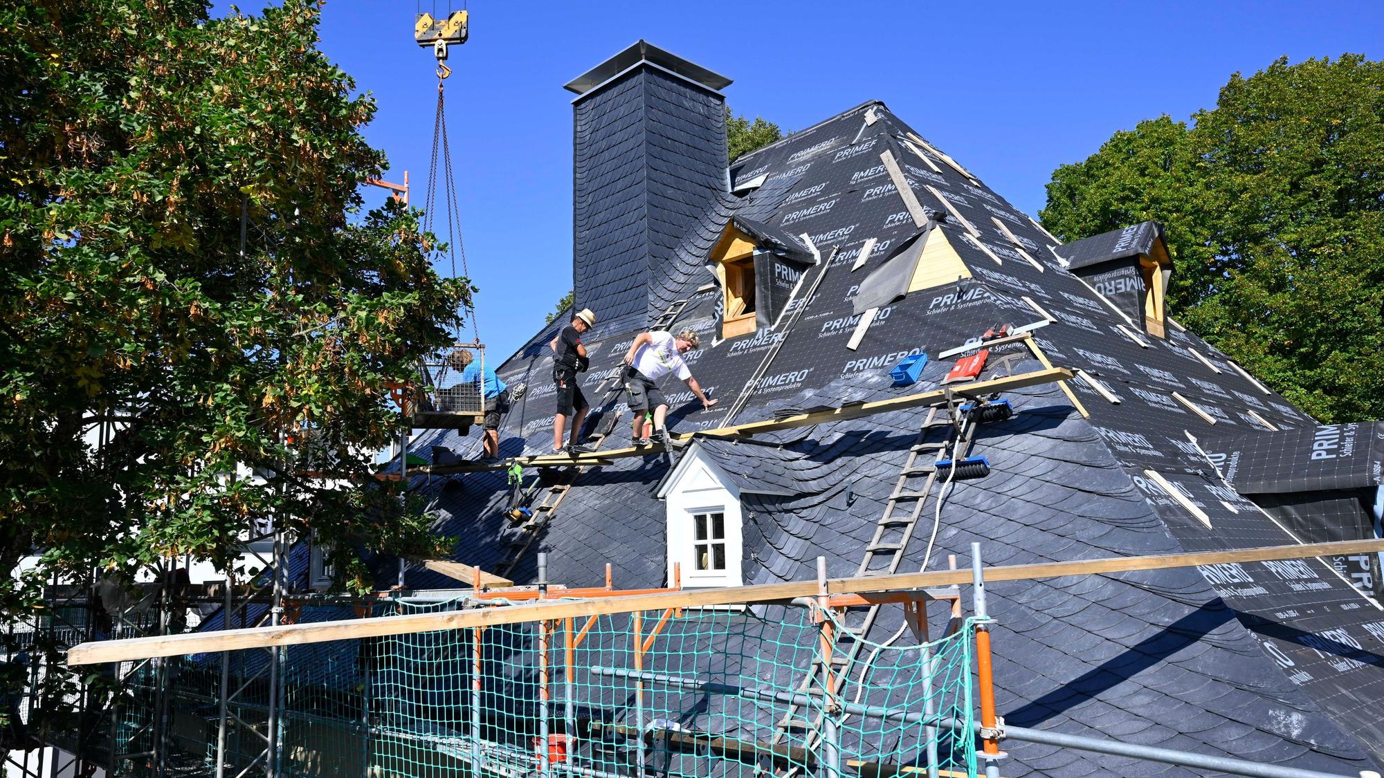 Arbeiter auf dem Dach der Alten Vogtei.
