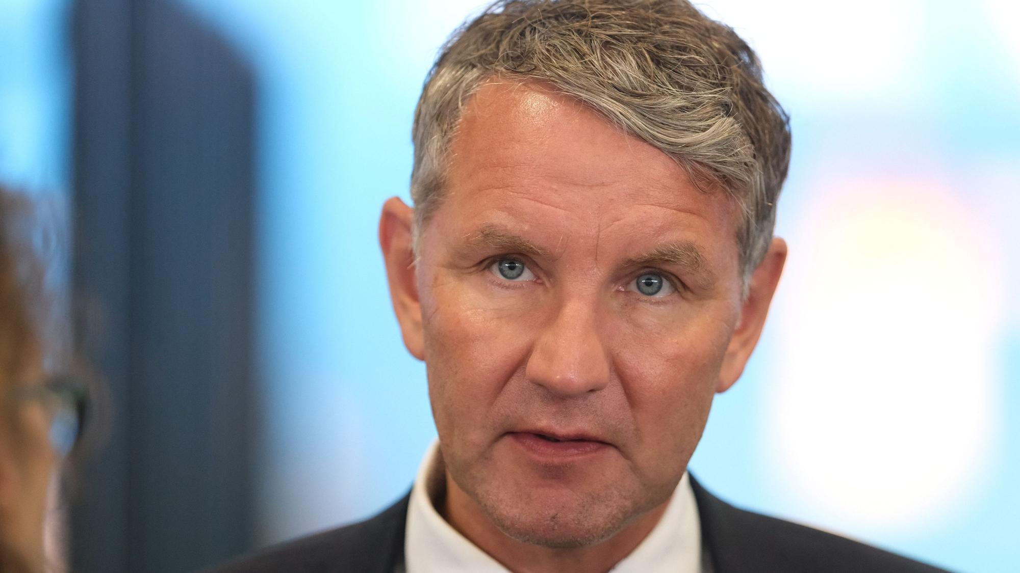 Björn Höcke (AfD), spricht während der AfD- Europawahlversammlung in einer Halle der Messe Magdeburg mit Medienvertretern.
