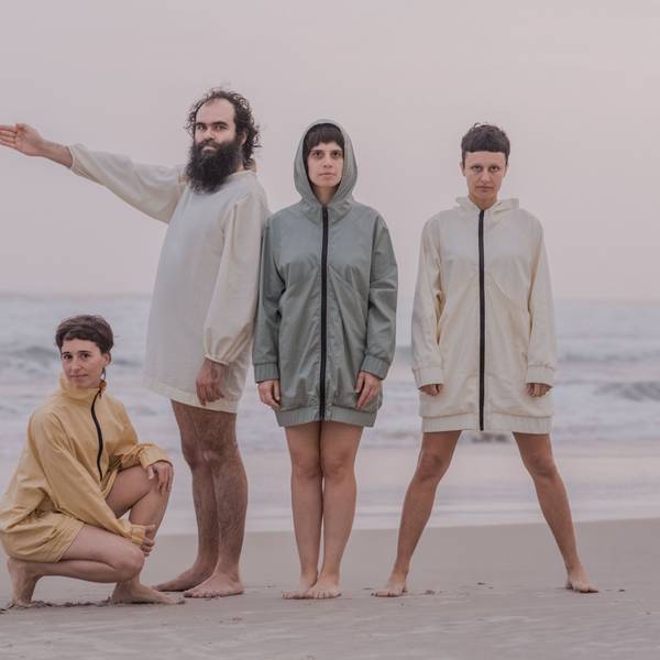 Die Band steht am Strand.