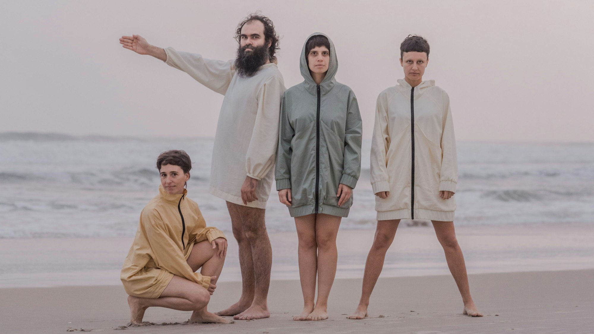 Die Band steht am Strand.