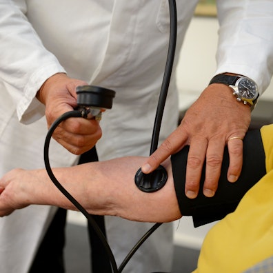 Ein Hausarzt misst in seiner Praxis einer Patientin den Blutdruck (Symbolbild).