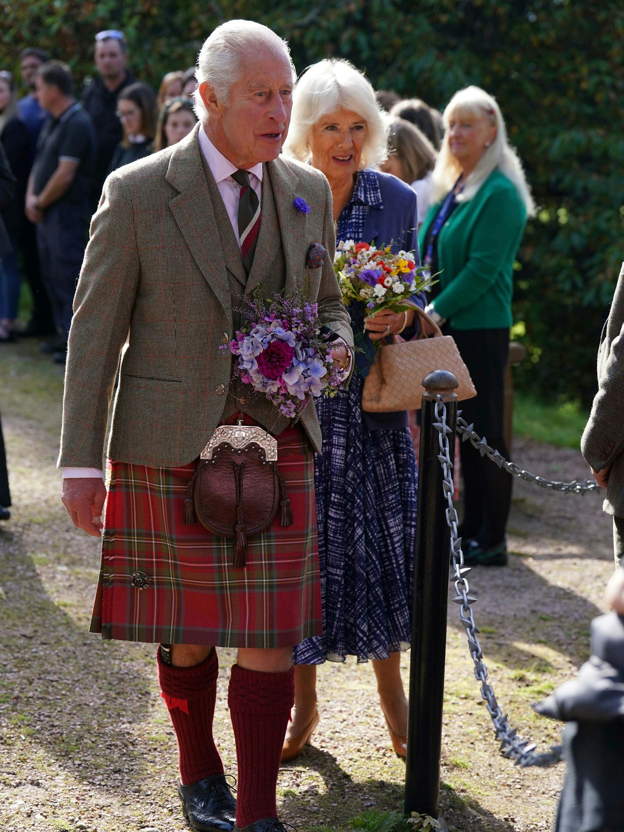 Der britische König Charles III. und Königin Camilla treffen am Freitag, dem 8. September 2023, beim Verlassen der Pfarrkirche von Crathie in der Nähe von Balmoral (Schottland) nach einem Gottesdienst zum ersten Todestag von Königin Elizabeth II. auf Mitarbeiter des Königshauses und Mitglieder der Öffentlichkeit.