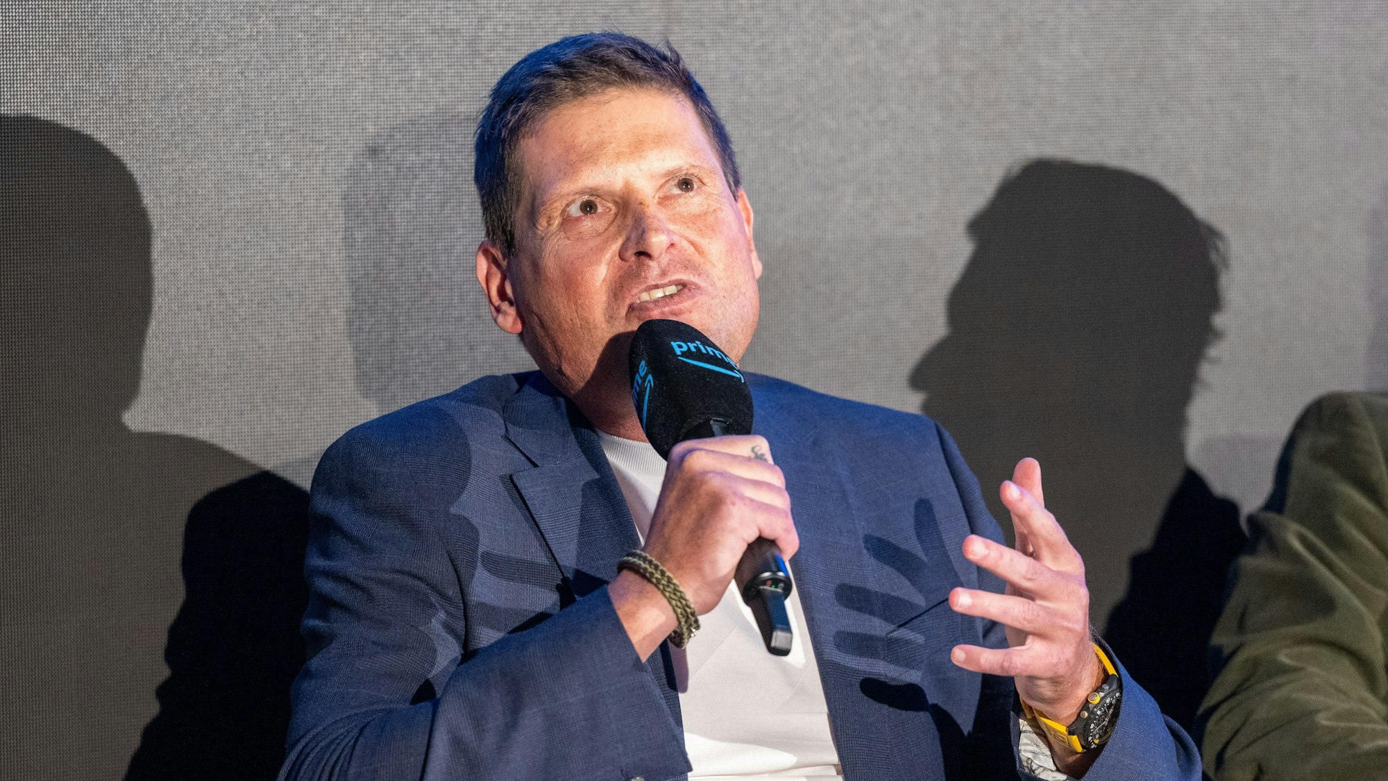Der ehemalige deutsche Radsportler und Tour-de-France-Gewinner Jan Ullrich sitzt bei der Vorstellung der Doku „Jan Ullrich – der Gejagte“ auf einem Podium.