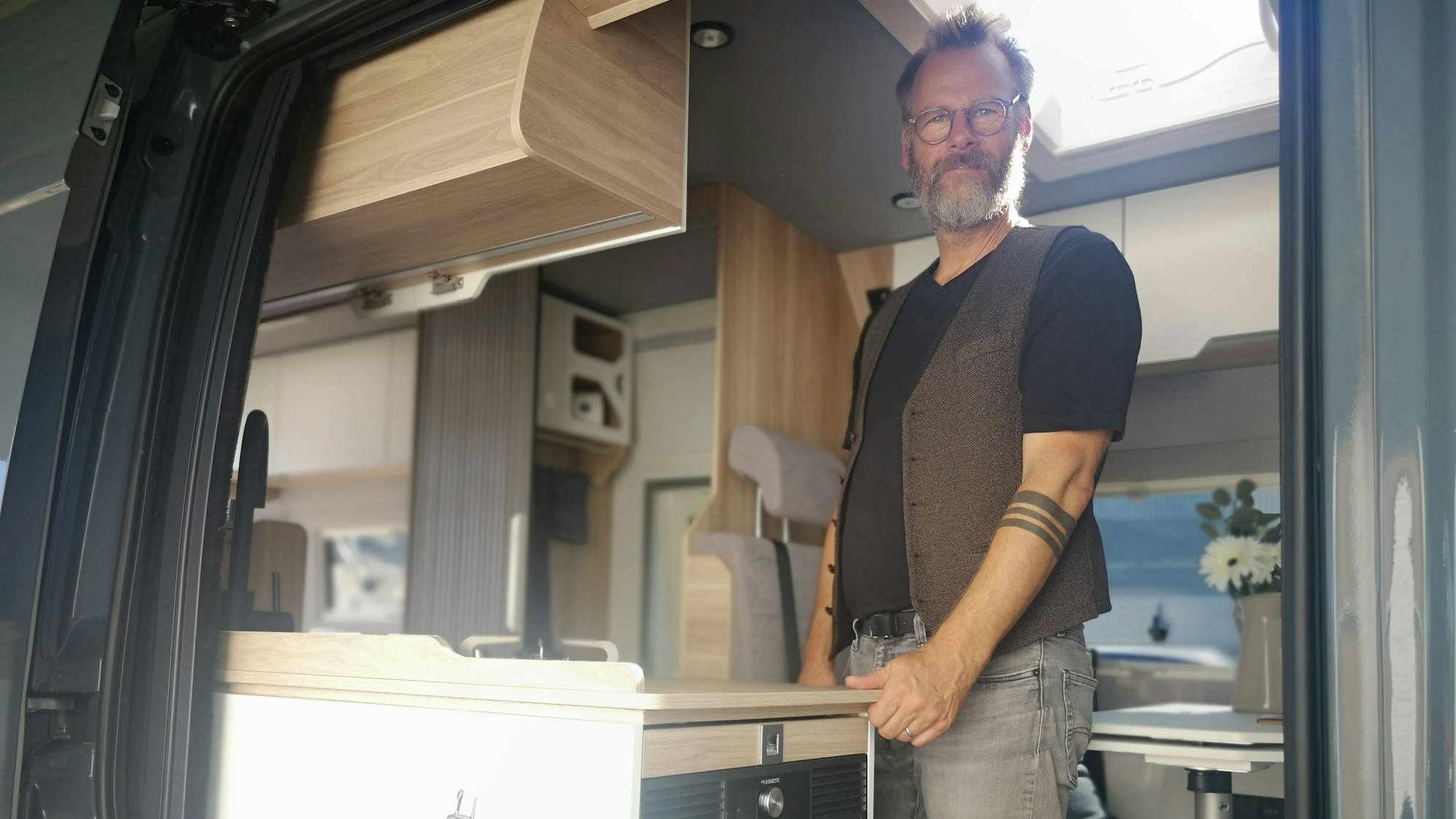 Nikolaj Backhaus führt durch einen seiner neuen Hannes-Camper.