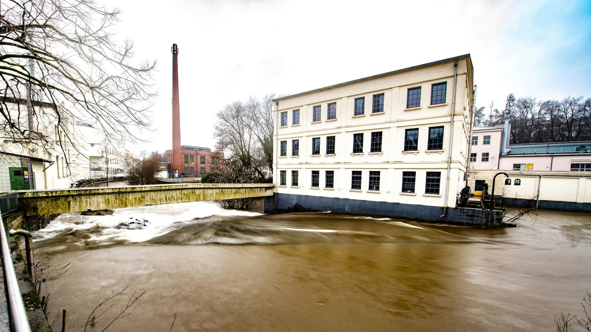 Das Foto zeigt die Wupper am alten Radium-Wupperwehr in Wipperfürth