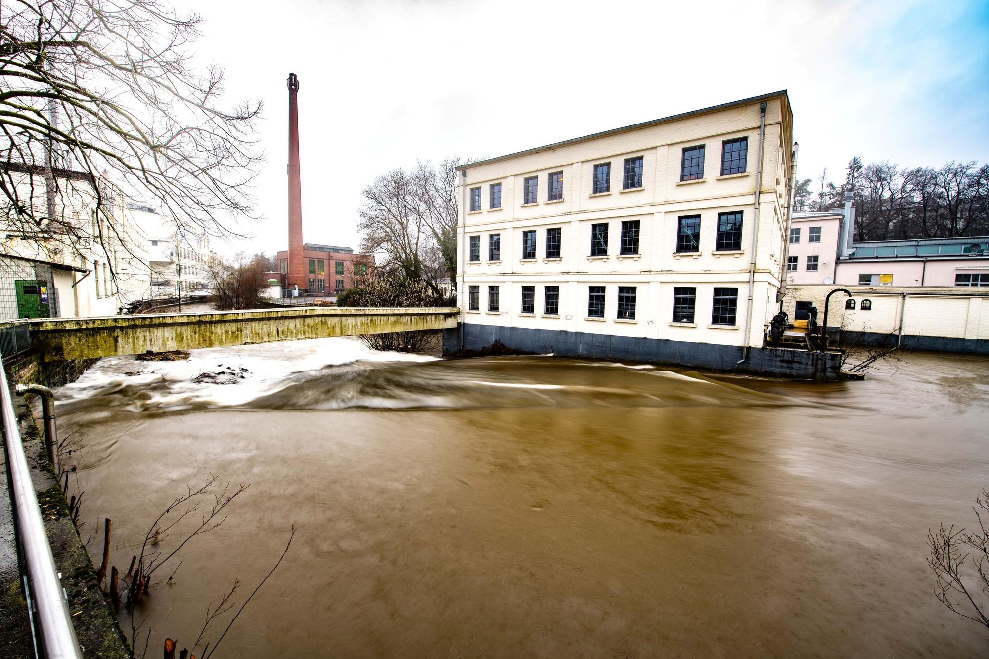 Das Foto zeigt die Wupper am Wehr des Alten Turbinenhauses