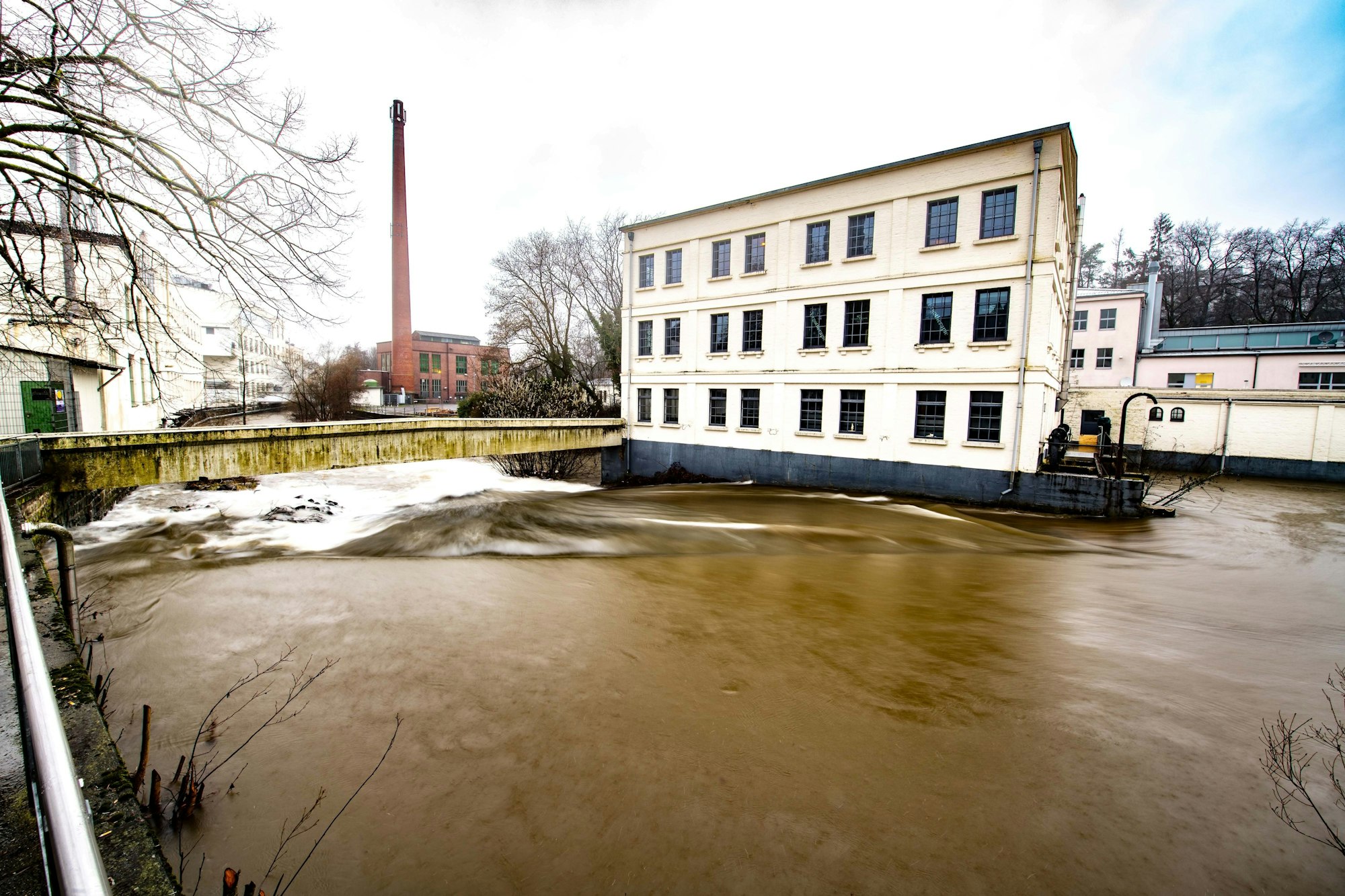 Das Foto zeigt die Wupper am Wehr des Alten Turbinenhauses