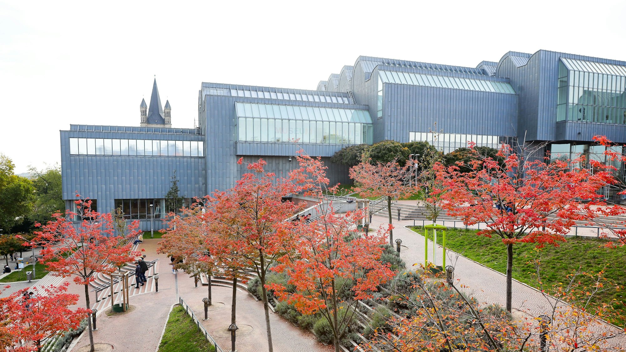 Das Museum Ludwig ist rundherum von Treppen umgeben.
