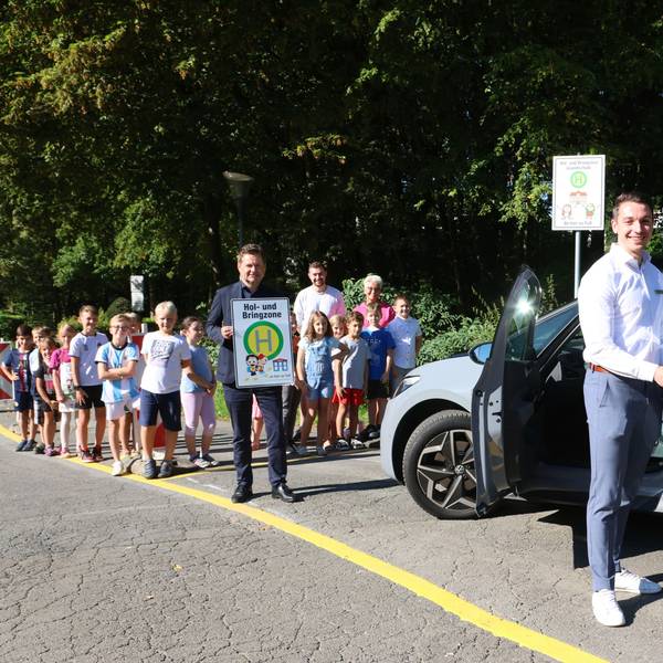 Hol- und Bringzone Schüler, Kai Czyrny lässt Henriette (8) in der Hol- und Bringzone aus dem Auto