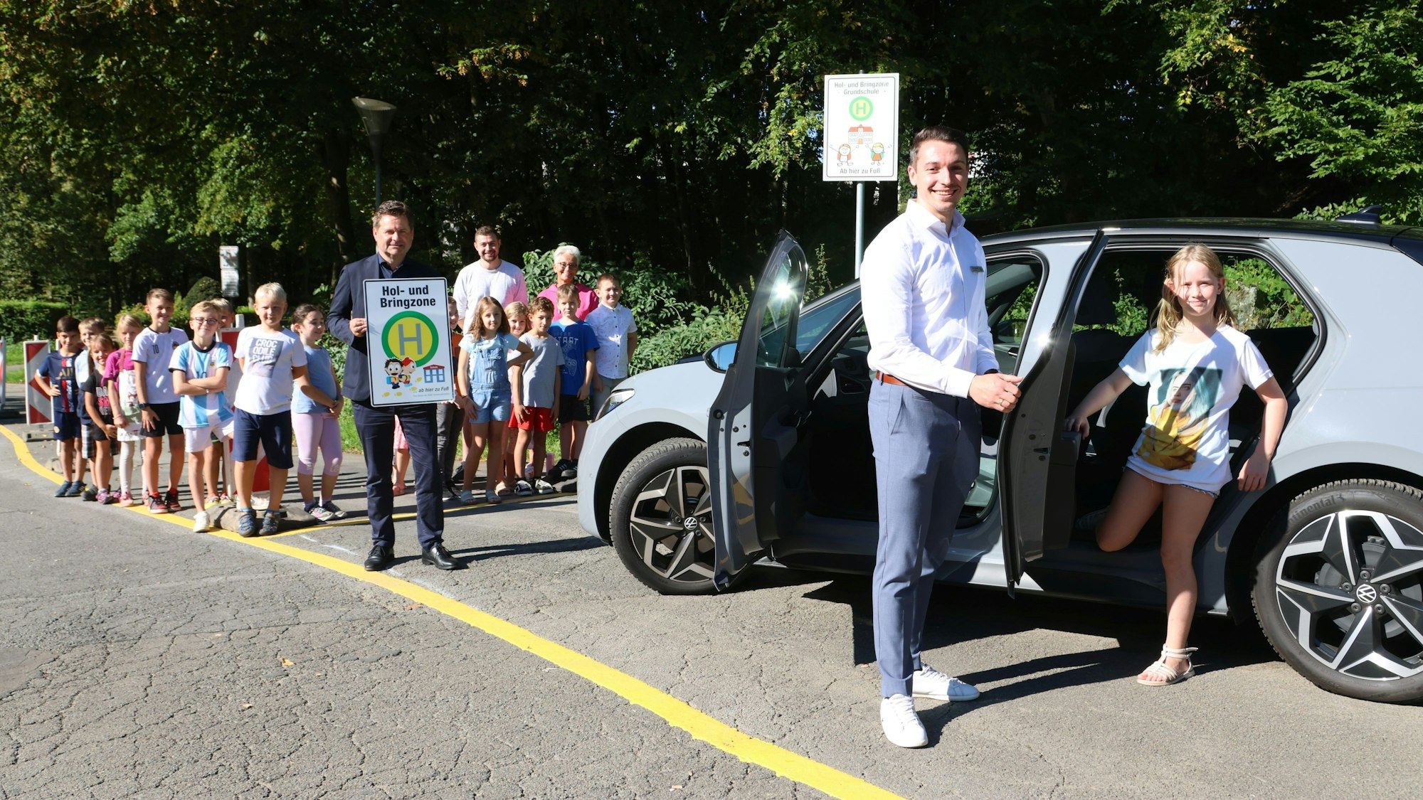 Hol- und Bringzone Schüler, Kai Czyrny lässt Henriette (8) in der Hol- und Bringzone aus dem Auto