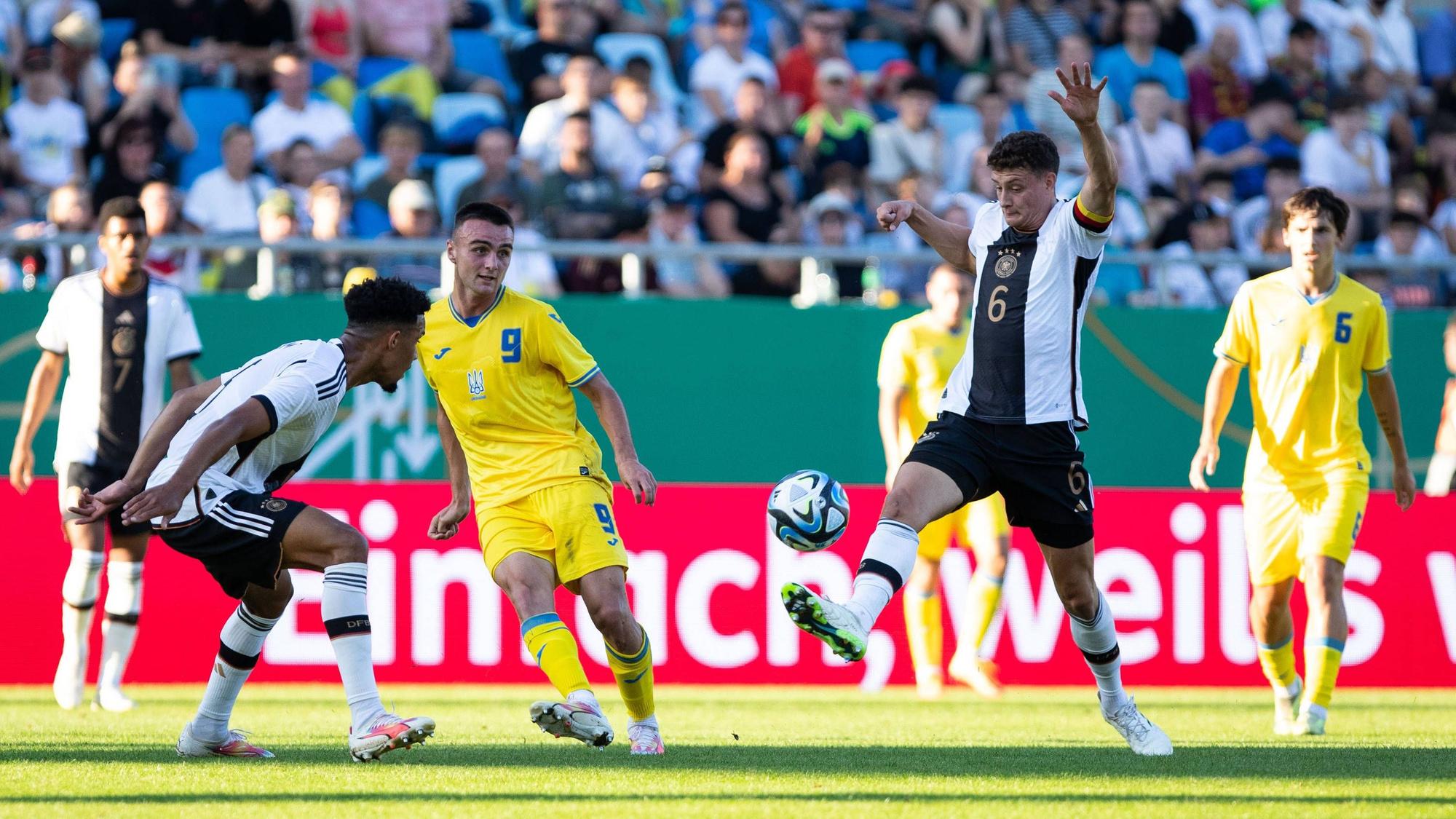 Zweikampf Eric Martel Deutschland U-21, 6, Denys Teslyuk Rukh, Ukraine U-21, 9 Testspiel: Deutschland U-21 - Ukraine U-21, Ludwigsparkstadion, Saarbruecken