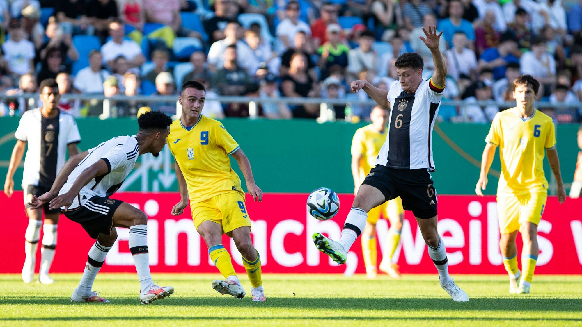 Zweikampf Eric Martel Deutschland U-21, 6, Denys Teslyuk Rukh, Ukraine U-21, 9 Testspiel: Deutschland U-21 - Ukraine U-21, Ludwigsparkstadion, Saarbruecken