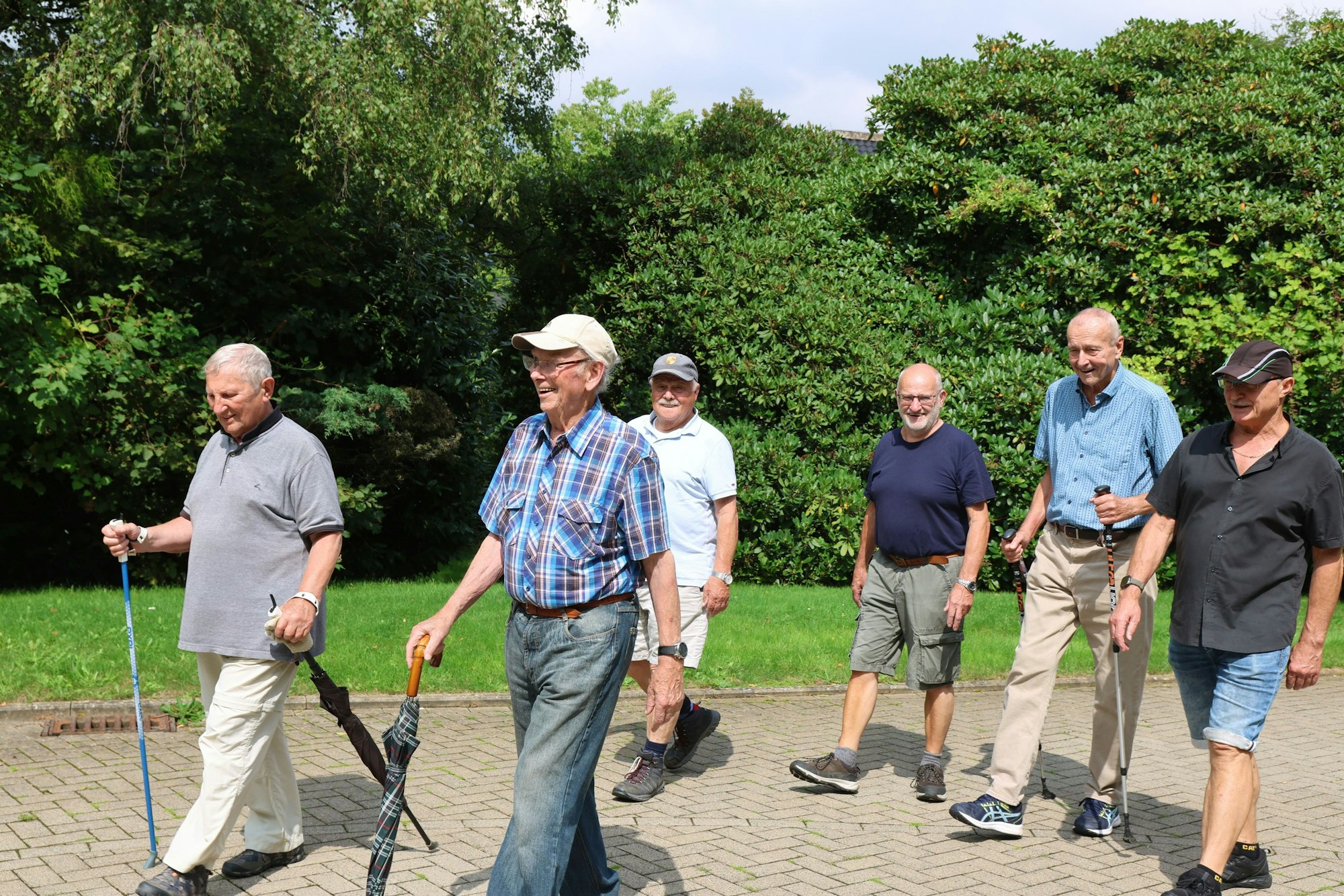 Seit 25 Jahren nimmt Horst Börsch aus Lindlar (zweiter von links) betagtere Oberbergerinnen und Oberberger mit auf Wanderschaft.