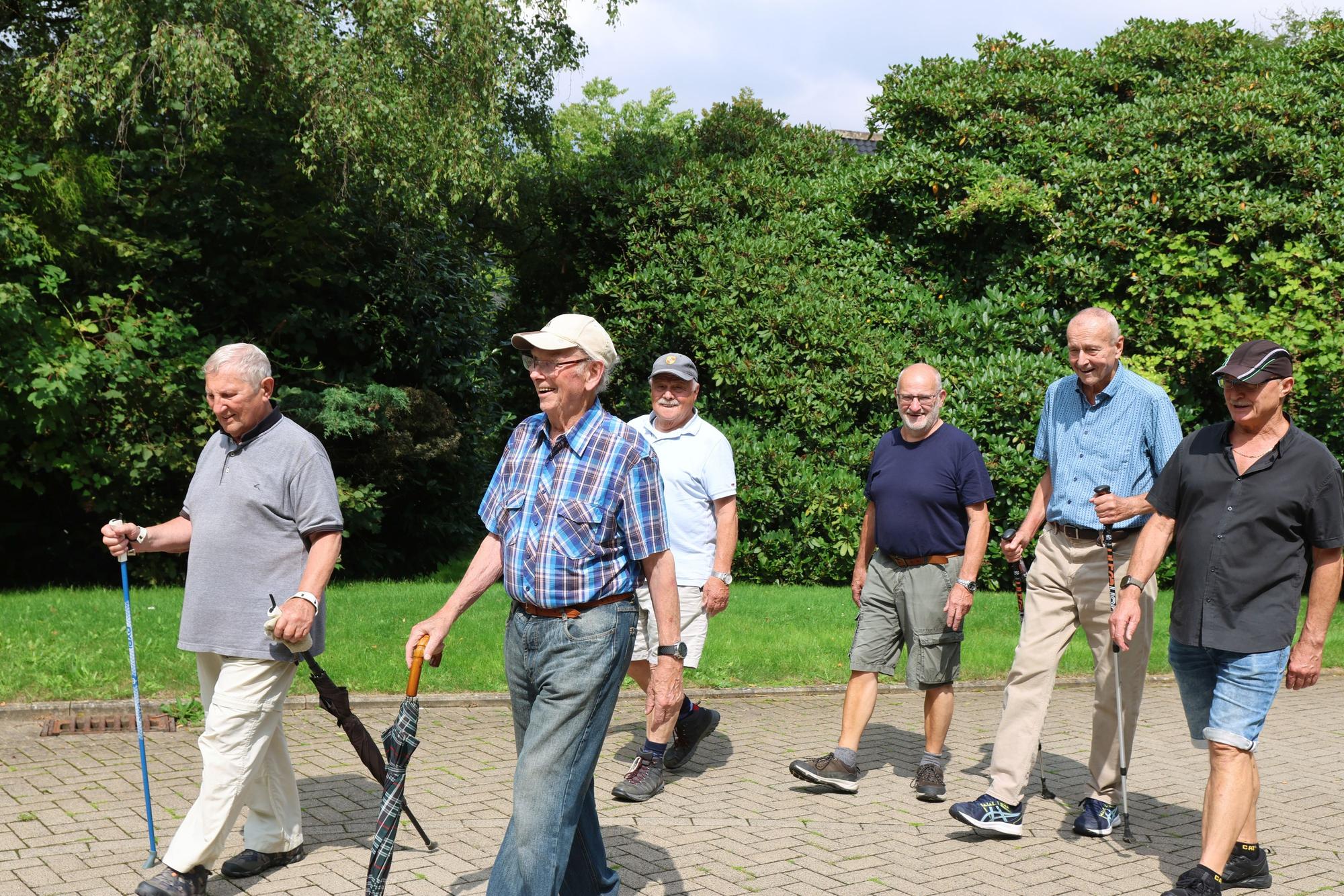 Seit 25 Jahren nimmt Horst Börsch aus Lindlar (zweiter von links) betagtere Oberbergerinnen und Oberberger mit auf Wanderschaft.