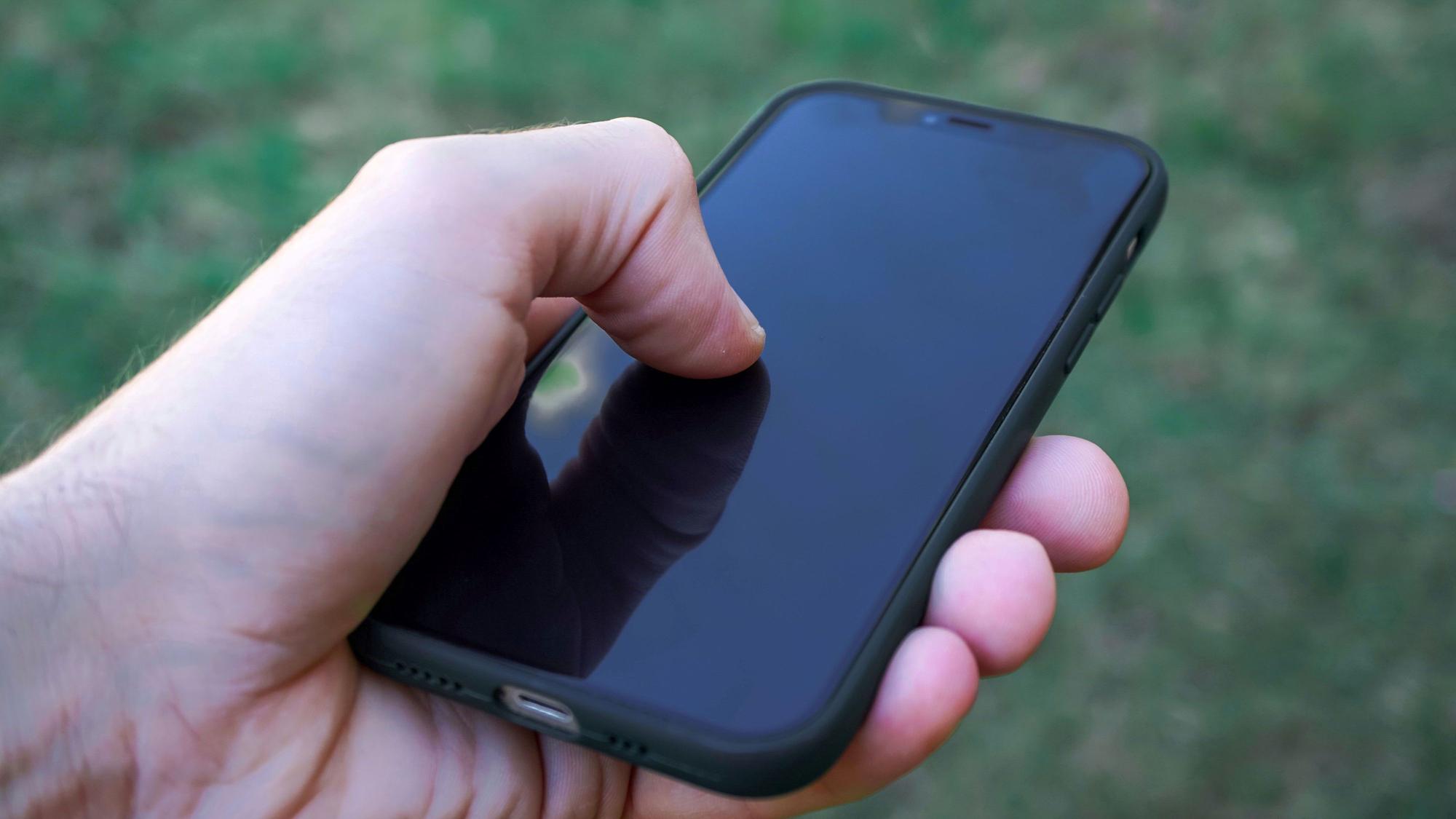 Eine Hand hält ein Iphone