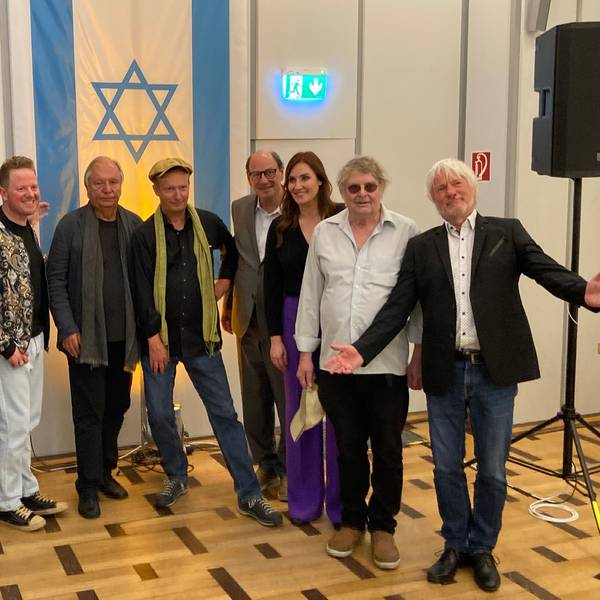 Künstler und Organisatoren des Kabarettabends im Saal der Synagogengemeinde.