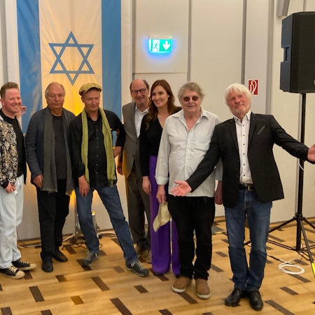 Künstler und Organisatoren des Kabarettabends im Saal der Synagogengemeinde.