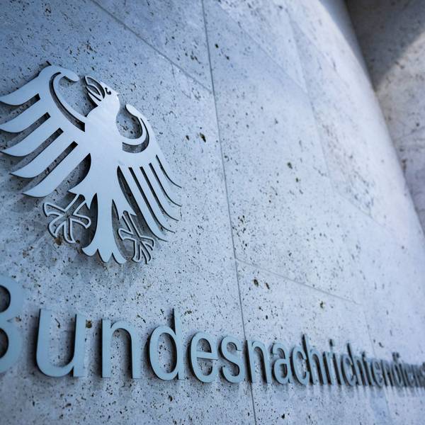 An einem Eingang der Zentrale des Bundesnachrichtendienstes steht der Schriftzug des Geheimdienstes. Die Bundesanwaltschaft hat einen Mitarbeiter des Bundesnachrichtendienstes (BND) und einen mutmaßlichen Komplizen angeklagt, weil sie geheime Informationen an den russischen Nachrichtendienst FSB verraten haben sollen.
