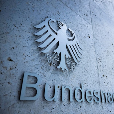 An einem Eingang der Zentrale des Bundesnachrichtendienstes steht der Schriftzug des Geheimdienstes. Die Bundesanwaltschaft hat einen Mitarbeiter des Bundesnachrichtendienstes (BND) und einen mutmaßlichen Komplizen angeklagt, weil sie geheime Informationen an den russischen Nachrichtendienst FSB verraten haben sollen.