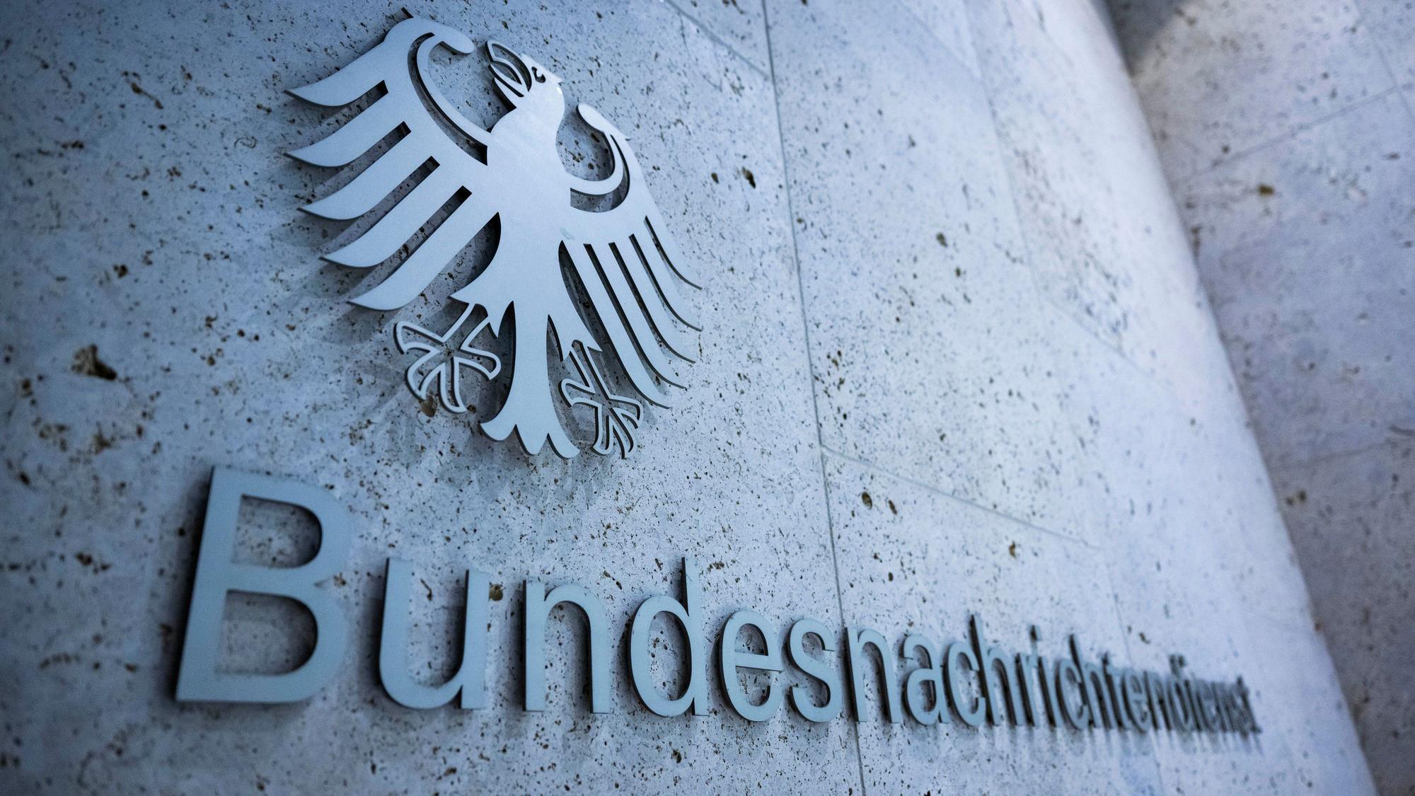 An einem Eingang der Zentrale des Bundesnachrichtendienstes steht der Schriftzug des Geheimdienstes. Die Bundesanwaltschaft hat einen Mitarbeiter des Bundesnachrichtendienstes (BND) und einen mutmaßlichen Komplizen angeklagt, weil sie geheime Informationen an den russischen Nachrichtendienst FSB verraten haben sollen.