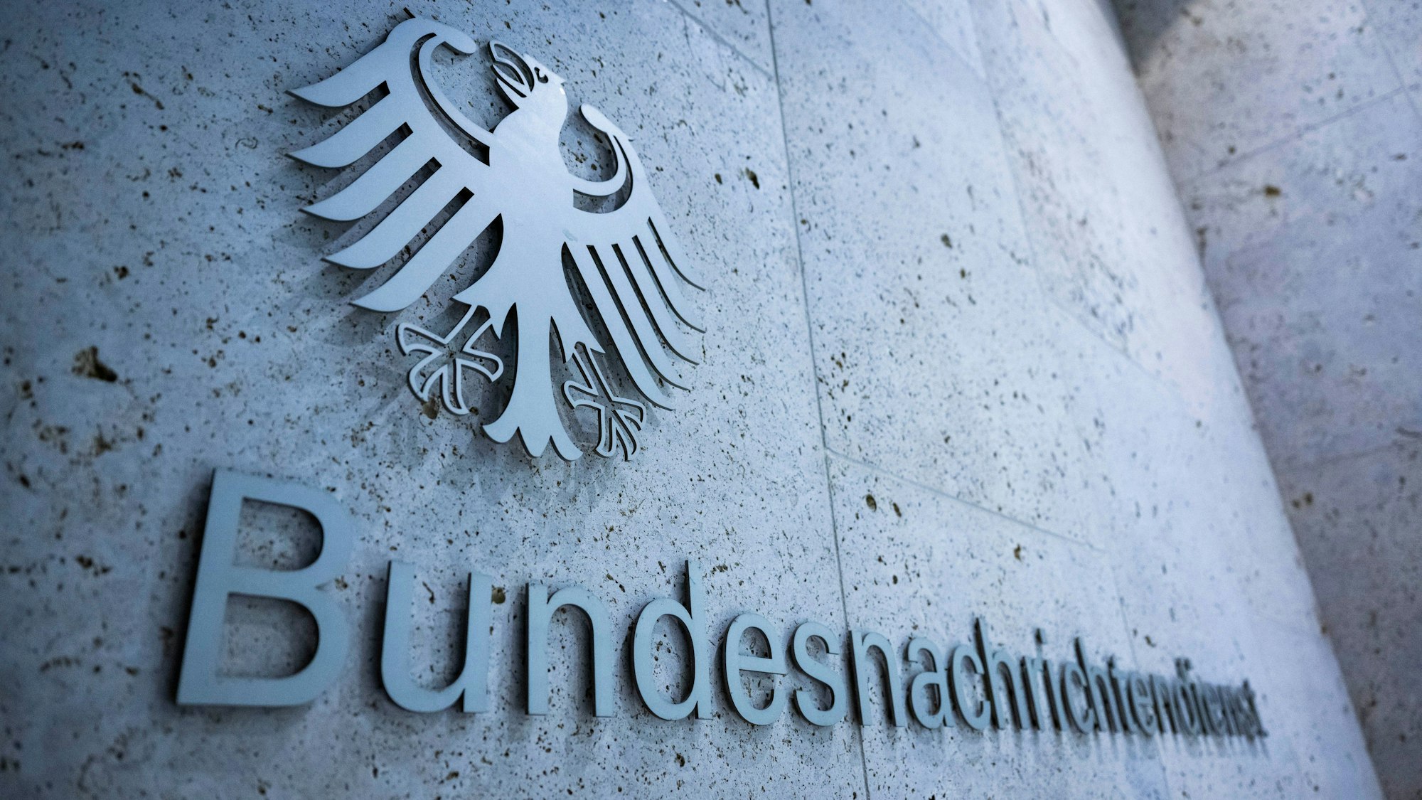 An einem Eingang der Zentrale des Bundesnachrichtendienstes steht der Schriftzug des Geheimdienstes. Die Bundesanwaltschaft hat einen Mitarbeiter des Bundesnachrichtendienstes (BND) und einen mutmaßlichen Komplizen angeklagt, weil sie geheime Informationen an den russischen Nachrichtendienst FSB verraten haben sollen.