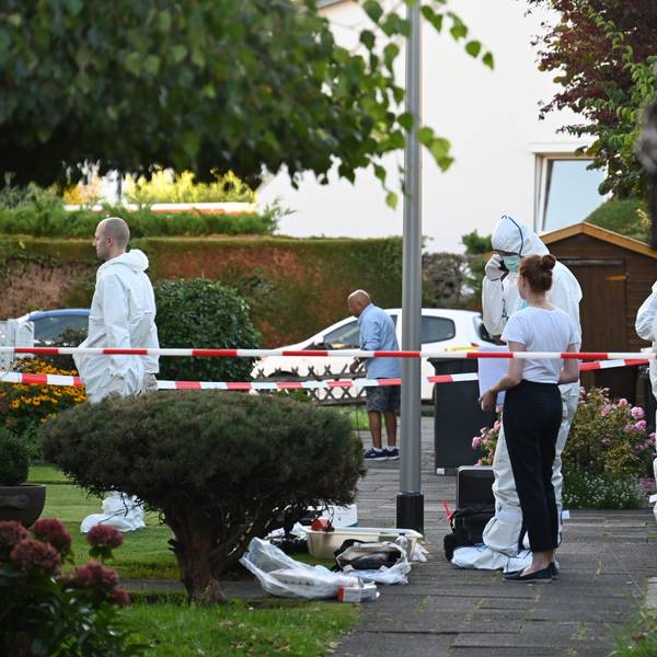 Das Bild zeigt Kripobeamte in weißen Schutzanzügen vor dem Haus des Rentners.