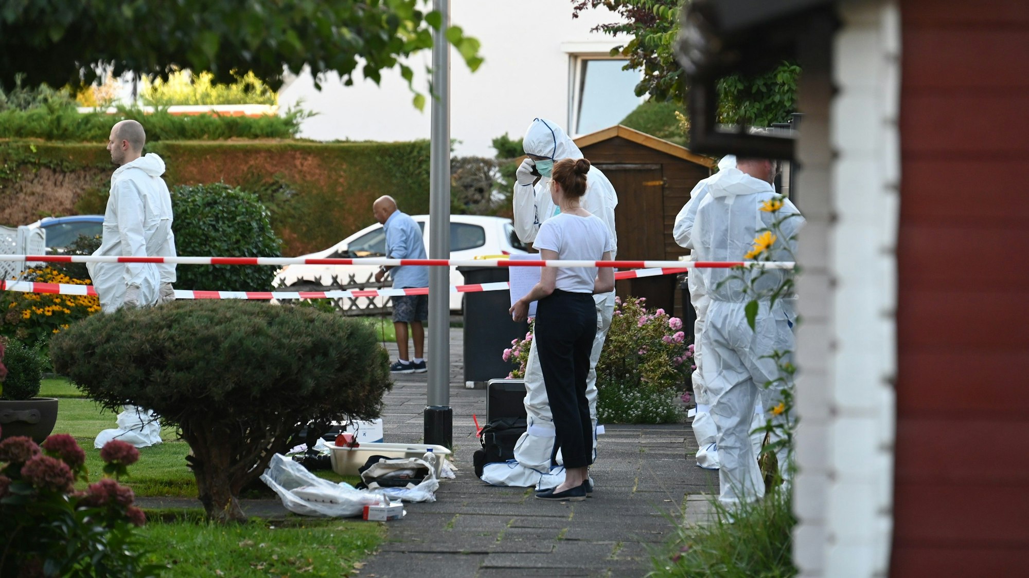 Das Bild zeigt Einsatzkräfte der Polizei vor dem Haus des Opfers