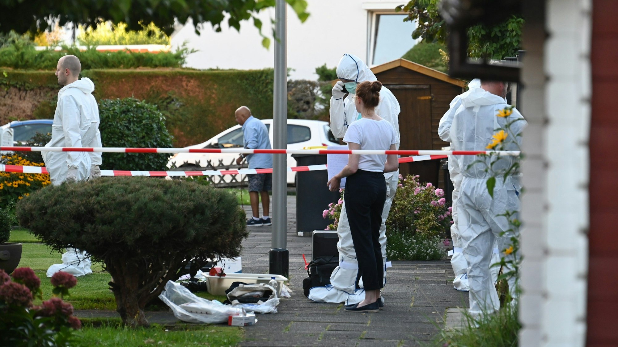 Das Bild zeigt einen mit rot-weißem Flatterband abgesperrten Tatort.