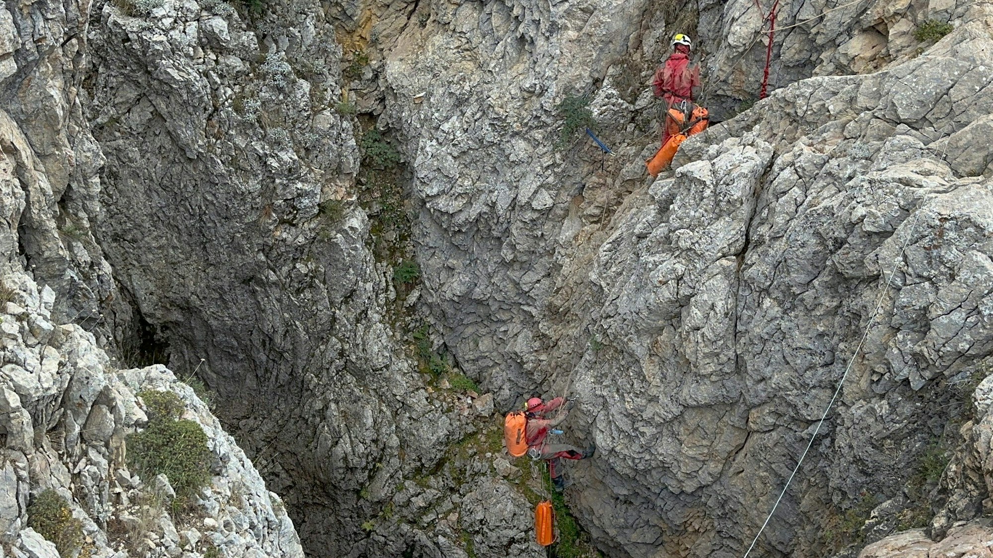 Mitglieder der European Cave Rescue Association (ECRA) arbeiten neben dem Eingang der Morca-Höhle in der Nähe von Anamur.
