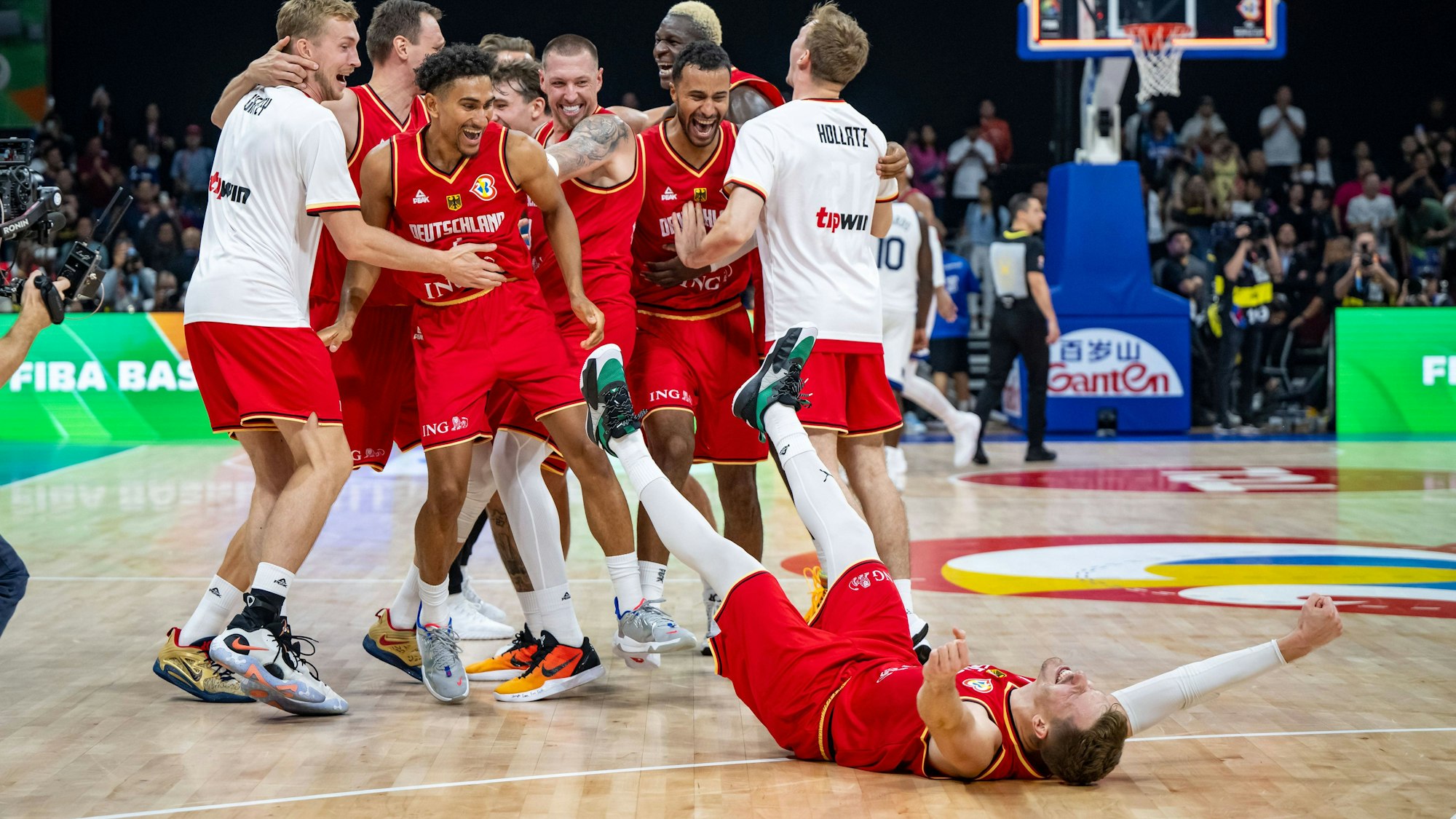 Das deutsche Team um den am Boden liegenden Andy Obst ist nach der Halbfinal-Sensation außer sich vor Freude.