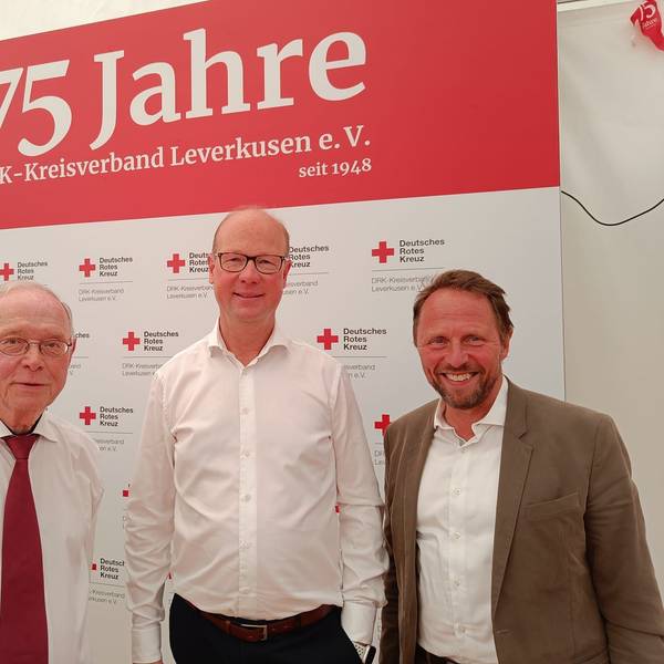 Feiern mit dem DRK: Hans Schwarz (v.l.. Präsident des DRK-Landesverbandes Niederrhein), Markus Grawe, (Vorsitzender des DRK-Kreisverbands Leverkusen) und der Leverkusener Oberbürgermeister Uwe Richrath.