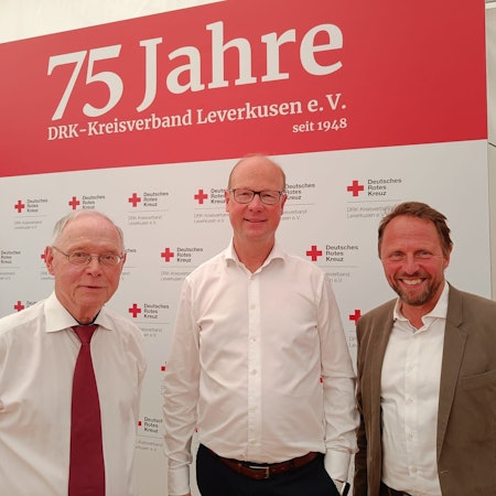 Feiern mit dem DRK: Hans Schwarz (v.l.. Präsident des DRK-Landesverbandes Niederrhein), Markus Grawe, (Vorsitzender des DRK-Kreisverbands Leverkusen) und der Leverkusener Oberbürgermeister Uwe Richrath.