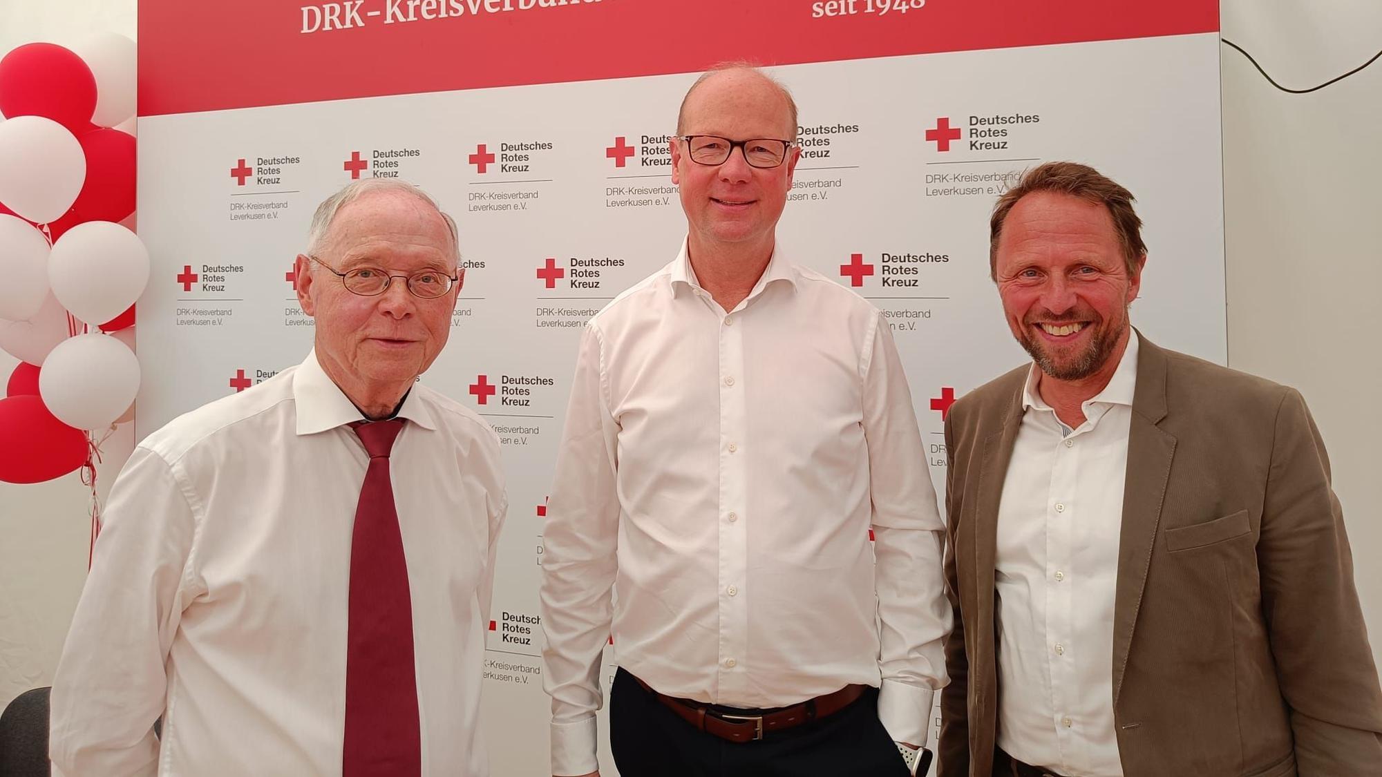Feiern mit dem DRK: Hans Schwarz (v.l.. Präsident des DRK-Landesverbandes Niederrhein), Markus Grawe, (Vorsitzender des DRK-Kreisverbands Leverkusen) und der Leverkusener Oberbürgermeister Uwe Richrath.
