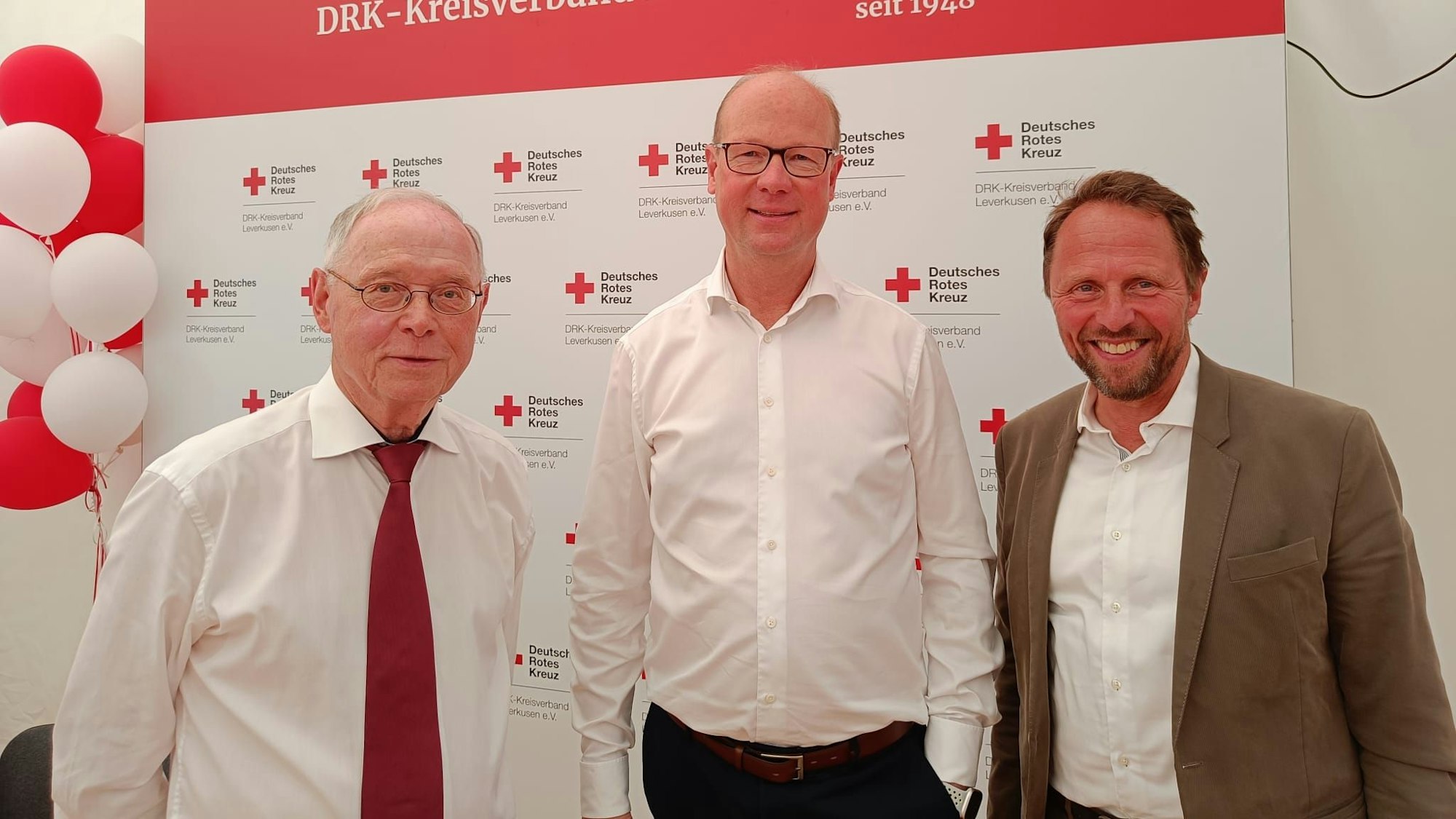 Feiern mit dem DRK: Hans Schwarz (v.l.. Präsident des DRK-Landesverbandes Niederrhein), Markus Grawe, (Vorsitzender des DRK-Kreisverbands Leverkusen) und der Leverkusener Oberbürgermeister Uwe Richrath.