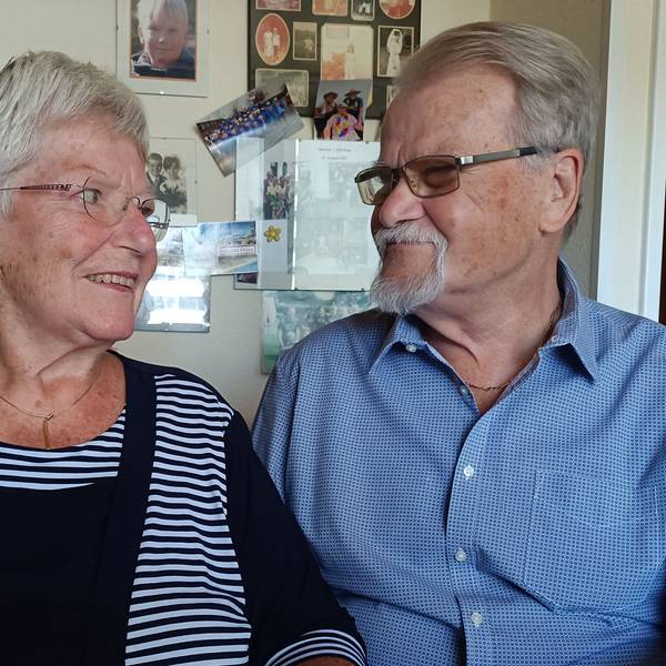 Das Bild zeigt Monika und Herbert Uebe in ihrem Zuhause in Sindorf.