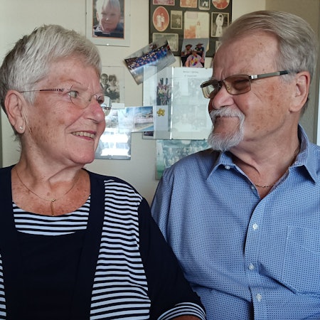 Das Bild zeigt Monika und Herbert Uebe in ihrem Zuhause in Sindorf.