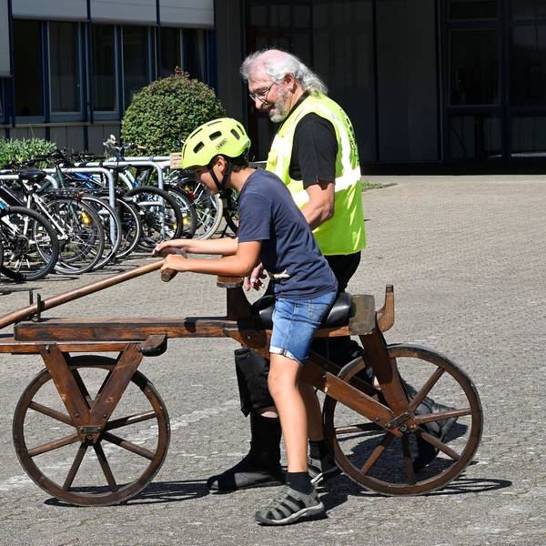 So sahen die ersten Fahrräder aus - an der Integrierten Gesamtschule Paffrath waren sie zu sehen und auch auszuprobieren.